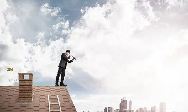 Ung affärsman står på tak — Stockfoto