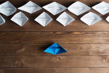 Beyaz ve renkli kağıt tekneler ahşap masa üzerinde