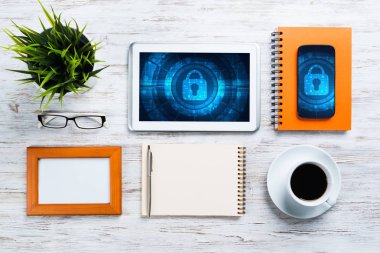 başı işleri ve asma kilit simgesine sahip tablet