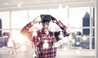 Sanal gerçeklik kulaklığı olan adam.