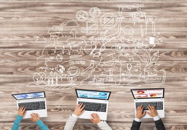 Masada oturan ve araçları kullanma insanların Üstten Görünüm