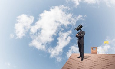 işadamı ile kamera zoom evin çatısında