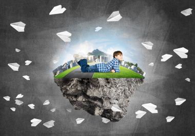 yüzen ada üzerinde yalan çocuk