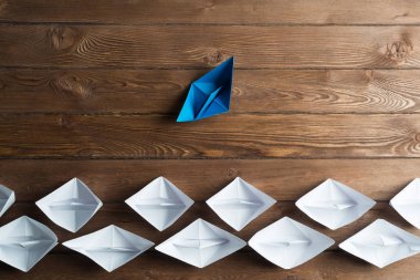 Beyaz ve renkli kağıt tekneler ahşap masa üzerinde