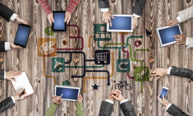 insanlar aygıtlarla birlikte çalışan eller 