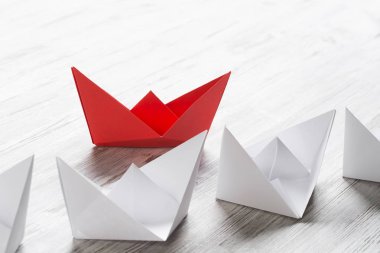 Beyaz ve renkli kağıt tekneler ahşap masa üzerinde