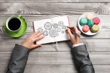 Not defteri vites düzeneği çizim eller 