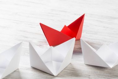 Beyaz ve renkli kağıt tekneler ahşap masa üzerinde