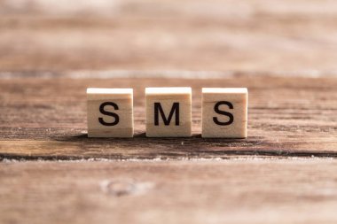 harflerle ahşap öğeleri