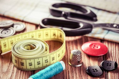 dikiş seti aksesuarları masada 