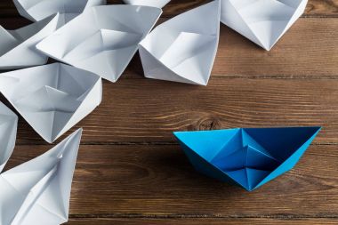 Beyaz ve renkli kağıt tekneler ahşap masa üzerinde