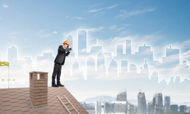 erkek takım elbise ve kask