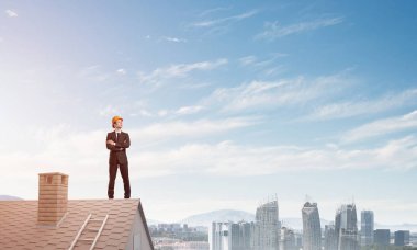 Çatıda duran mühendisi