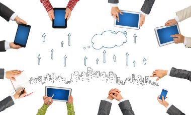 insanlar aygıtlarla birlikte çalışan eller 