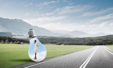 Ampulün içindeki iş kadını 