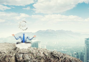 Euro simgesi ile işadamı meditasyon