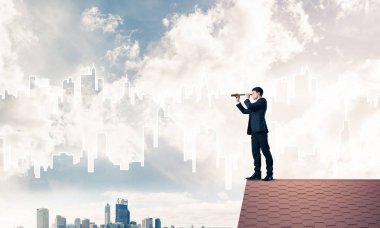 işadamı Çatının kenarında elbiseli