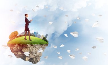 Yeşil yüzen ada üzerinde duran işkadını