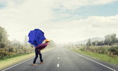 adam taşıma kağıt topu 