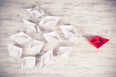 Beyaz ve renkli kağıt tekneler ahşap masa üzerinde