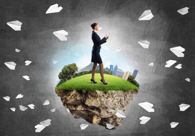 Yeşil yüzen ada üzerinde duran işkadını