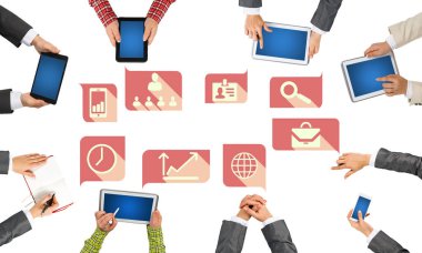 insanlar aygıtlarla birlikte çalışan eller 