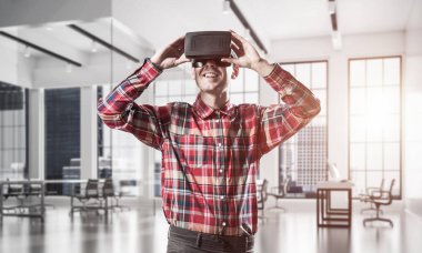 Sanal gerçeklik kulaklığı olan adam.