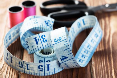 dikiş seti aksesuarları masada 