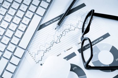 İş işyeri ile klavye ve gözlük  