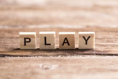 ahşap parçalar üzerinde alfabesi harfleri