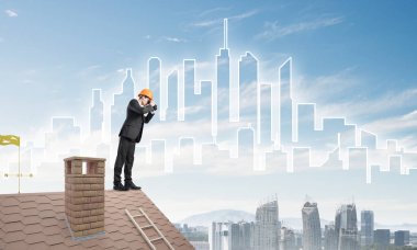 erkek takım elbise ve kask