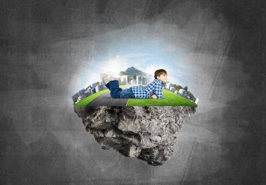 yüzen ada üzerinde yalan çocuk