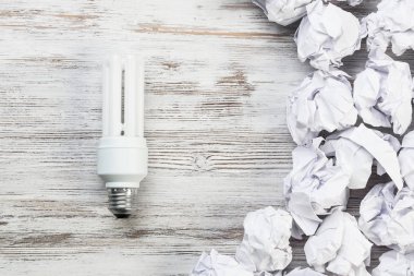 topları buruşuk kağıt ve ampul