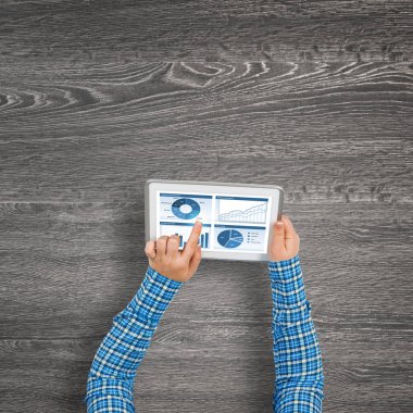 tablet pc ile diyagramları kullanarak eller 