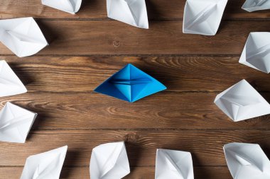 Beyaz ve renkli kağıt tekneler ahşap masa üzerinde