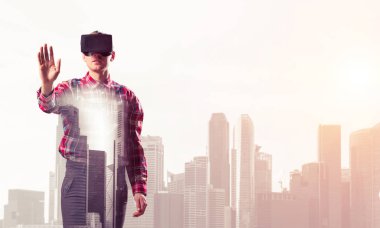 Sanal gerçeklik kulaklığı olan adam.