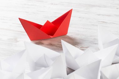 Beyaz ve renkli kağıt tekneler ahşap masa üzerinde