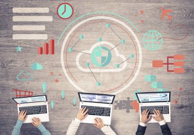 insanlar aygıtlarla birlikte çalışan eller 