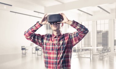 Sanal gerçeklik kulaklığı olan adam.