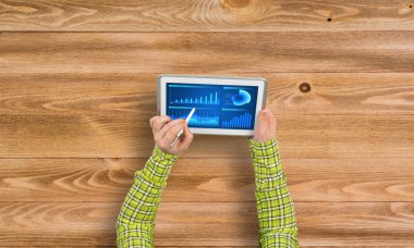 tablet pc ile diyagramları kullanarak eller 