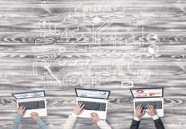 Masada oturan ve araçları kullanma insanların Üstten Görünüm