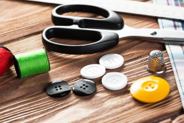 dikiş seti aksesuarları masada 