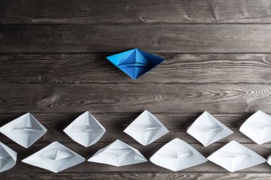 Beyaz ve renkli kağıt tekneler ahşap masa üzerinde