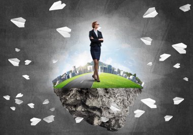 Yeşil yüzen ada üzerinde duran işkadını