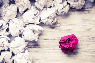 Buruşmuş kağıt toplar. 