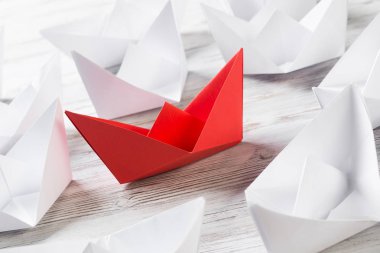 Beyaz ve renkli kağıt tekneler ahşap masa üzerinde