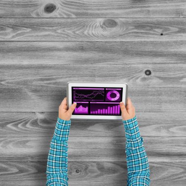 tablet pc ile diyagramları kullanarak eller 