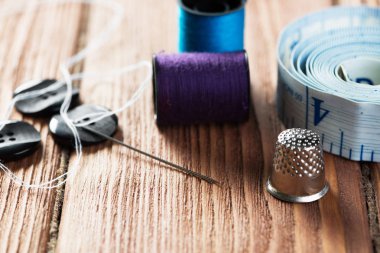 dikiş seti aksesuarları masada 