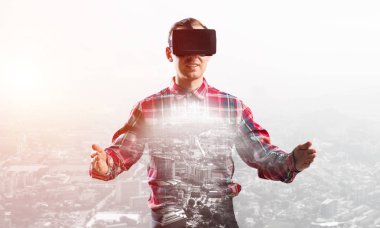 Sanal gerçeklik kulaklığı olan adam.