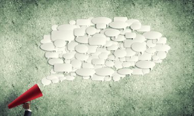 Holding kağıt trompet işkadını el 